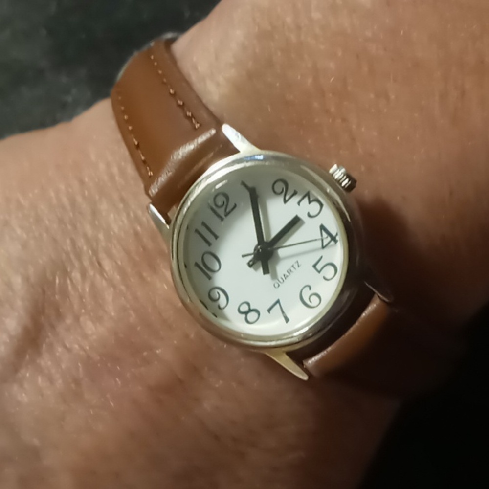 Classic Brown Leather Strap Watch Geneva quartz .New Battery